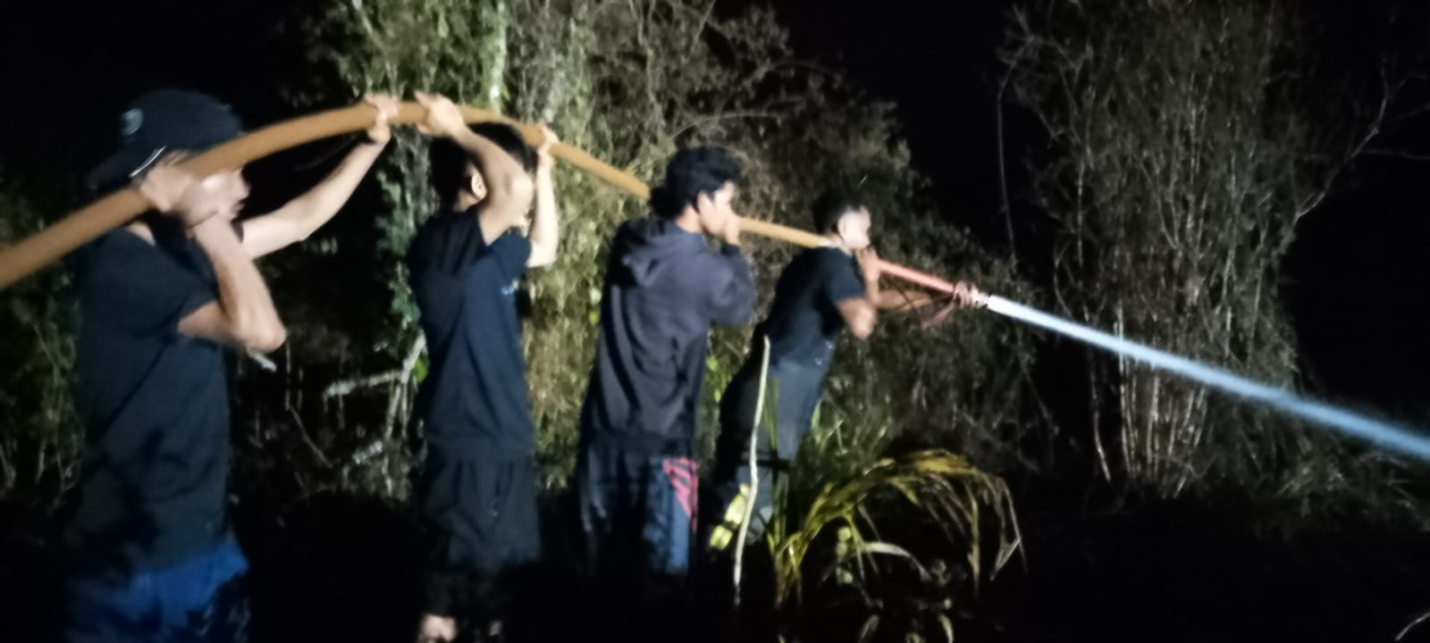 Personel Damkarmat Pos V Batu Putih dan Pos VI Porehu berjibaku melakukan pemadaman api. Foto: Damkarmat Kolut.